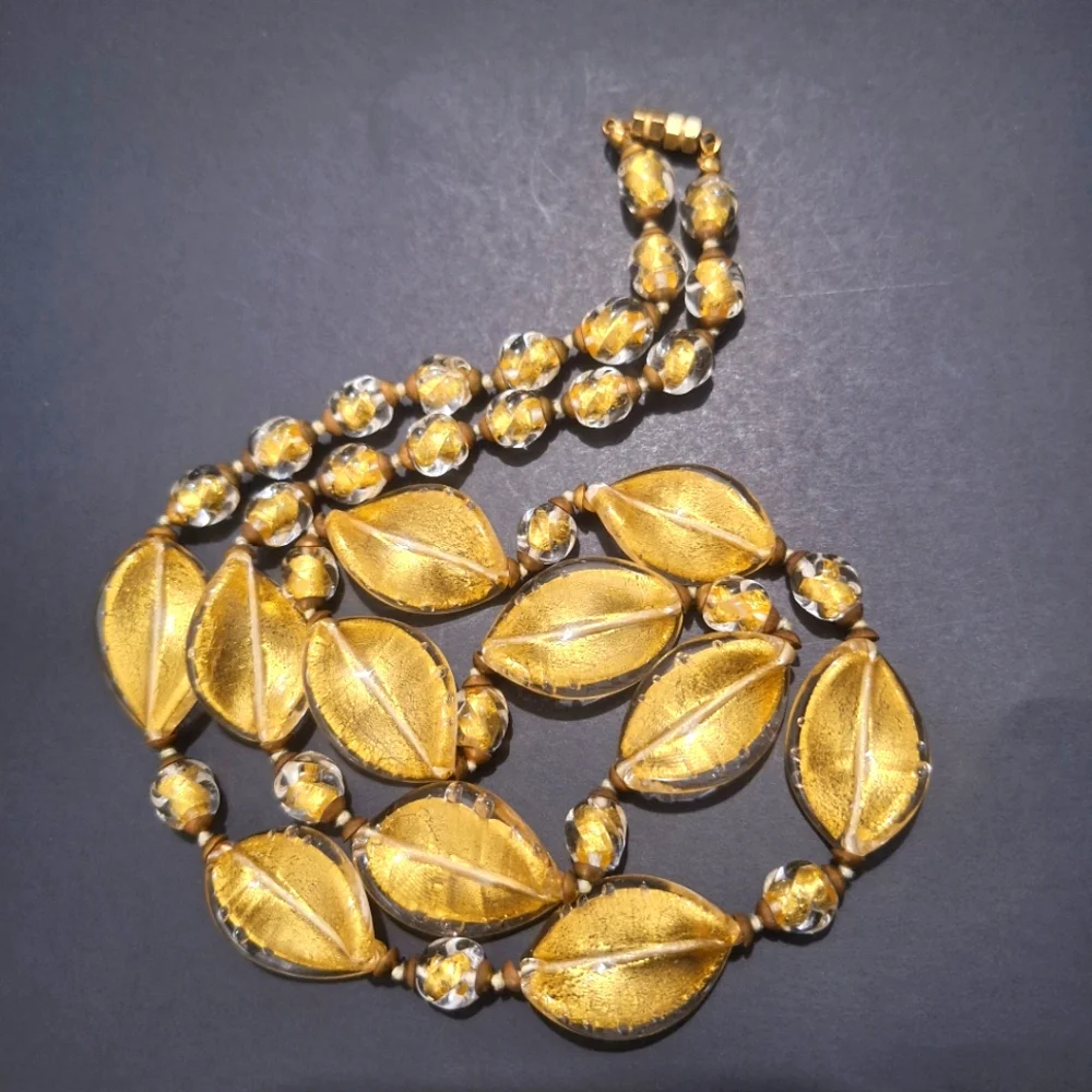 VINTAGE ITALY FOLIO- Clear glass leaf knotted bead necklace - Excellent - $90 - Picture 1 of 7